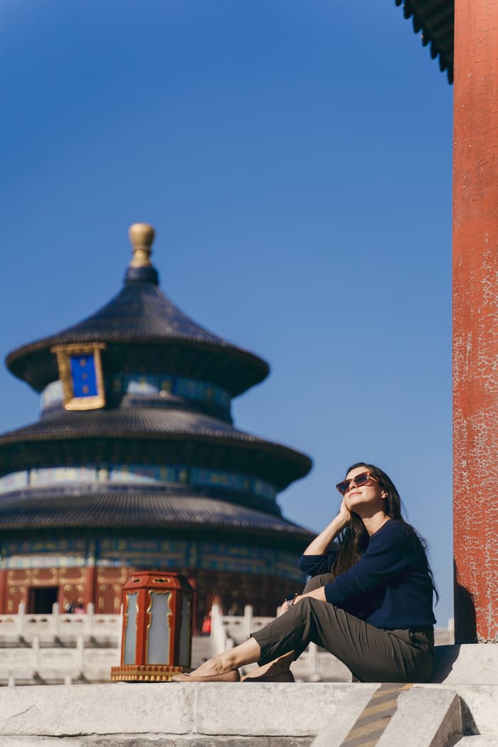 mujer posando junto a templo en beijing